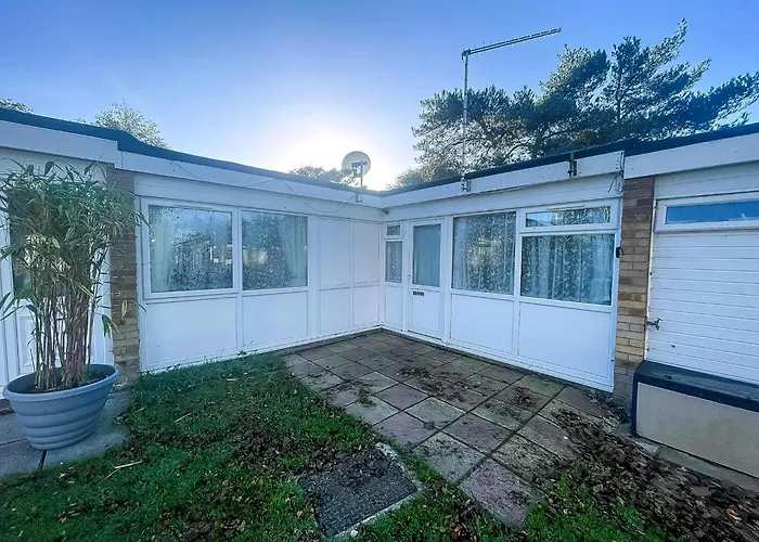 Superb Chalet In Nearby Hemsby Beach In Norfolk With Free Wifi Ref 00122Ba