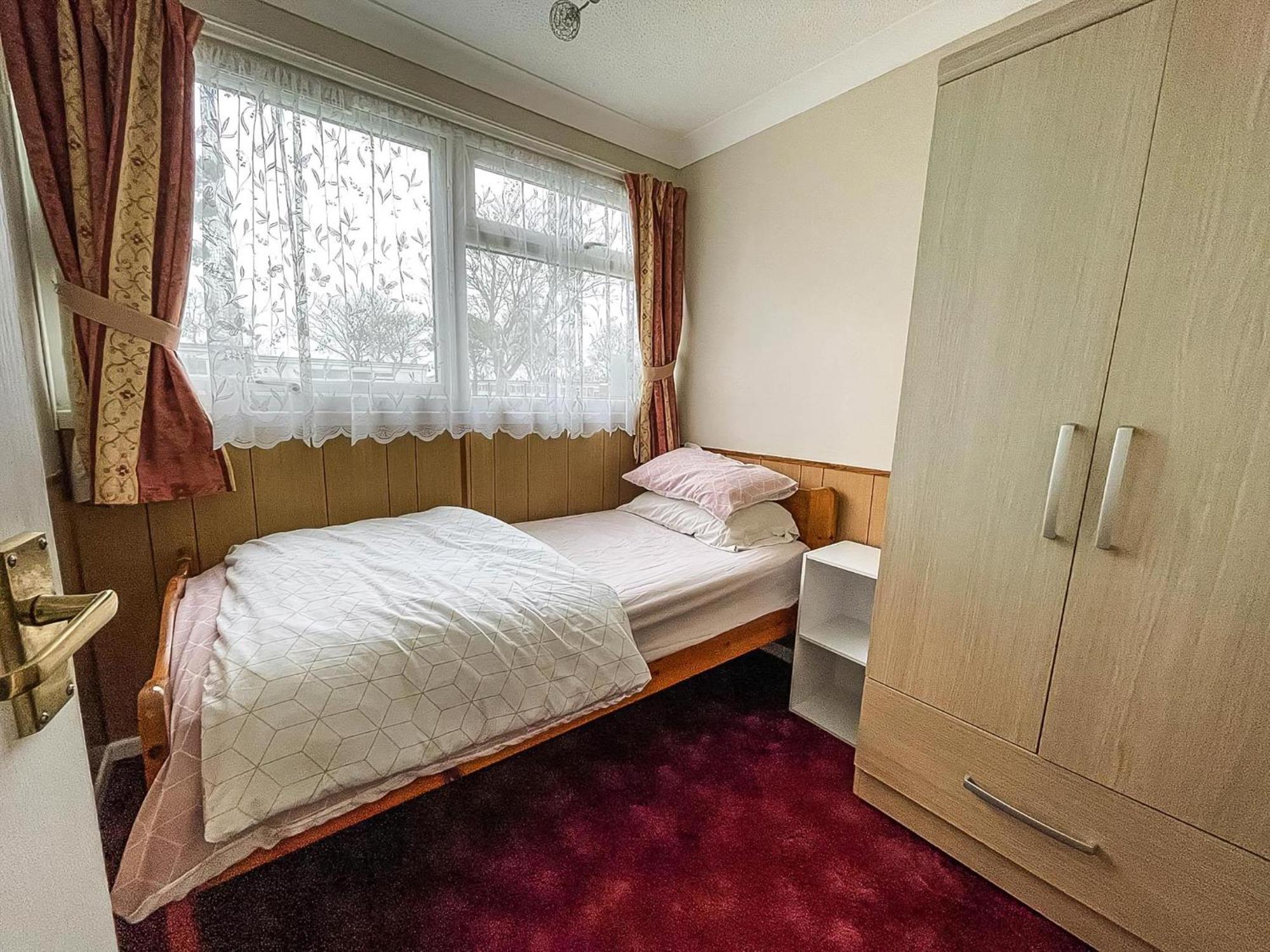 Superb Chalet In Nearby In Norfolk With Free Wifi Ref 00122ba Chalet *